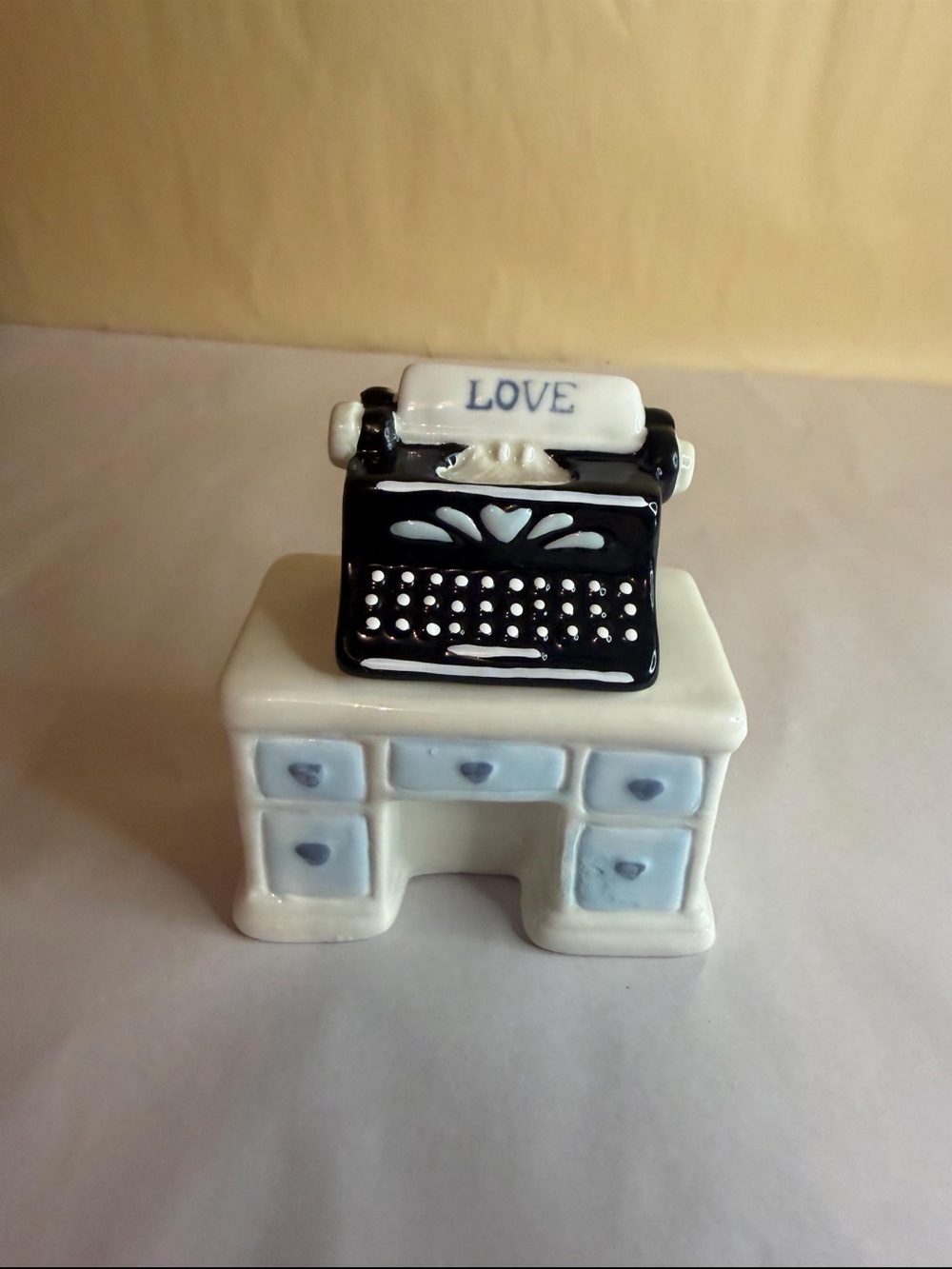 Ceramic Desk‎ and Typewriter Salt and Pepper Shakers Set